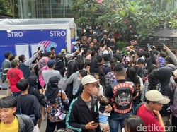 Jeje Slebew Muncul di Citayam Fashion Week, Penggemar Ramai Minta Foto