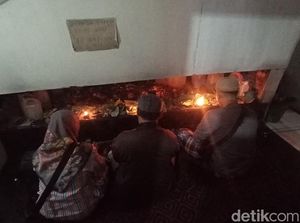 Ribuan Peziarah Padati Petilasan Rahtawu Kudus di Malam 1 Suro Ribuan Peziarah Padati Petilasan Rahtawu Kudus di Malam 1 Suro