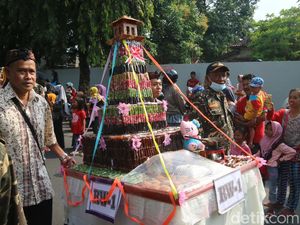 Serunya Rebutan Gunungan Jenang di Kirab Tebokan Kaliputu Kudus Serunya Rebutan Gunungan Jenang di Kirab Tebokan Kaliputu Kudus