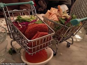 10 Penyajian Makanan Tanpa Piring Ini Malah Terlihat Ribet 10 Penyajian Makanan Tanpa Piring Ini Malah Terlihat Ribet