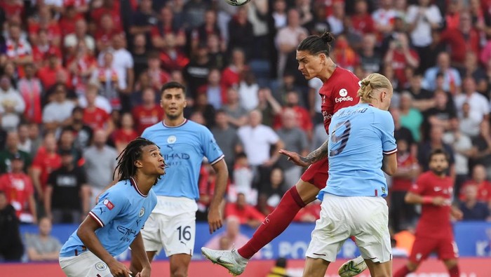 LEICESTER, ENGLAND - JULY 30: Darwin Nunez of Liverpool contends for the aerial ball with Erling Haaland of Manchester City during The FA Community Shield between Manchester City and Liverpool FC at The King Power Stadium on July 30, 2022 in Leicester, England. (Photo by Mike Hewitt/Getty Images)