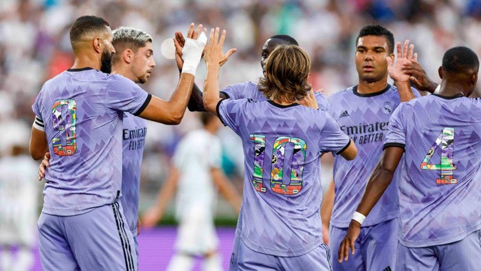 PASADENA, CALIFORNIA - JULY 30: Karim Benzema of Real Madrid celebrates his goal with his teammates during a preseason friendly against Juventus at Rose Bowl on July 30, 2022 in Pasadena, California. (Photo by Helios de la Rubia/Real Madrid via Getty Images)