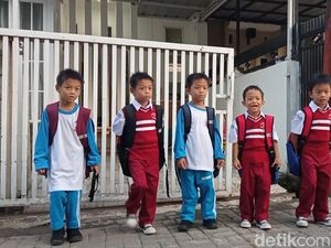 Cerita Repotnya Kala si Kembar A,I,U,E,O Mulai Masuk Sekolah Cerita Repotnya Kala si Kembar A,I,U,E,O Mulai Masuk Sekolah