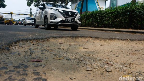 Awas! Ada Jalan Berlubang di Bintaro Tangsel