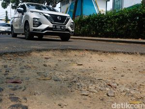 Awas! Ada Jalan Berlubang di Bintaro Tangsel