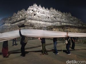 Peringatan Malam Suro, Kain Putih 600 Meter Membentang di Borobudur Peringatan Malam Suro, Kain Putih 600 Meter Membentang di Borobudur