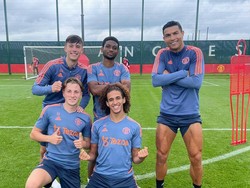 Cristiano Ronaldo Pose dengan Para Pemain Muda MU, Kode nih?