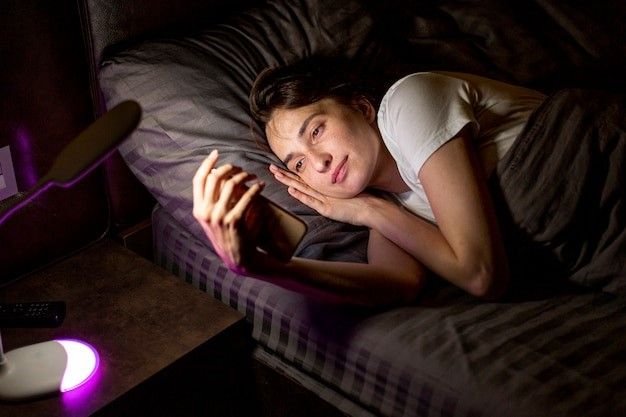 The Impact of Playing with Cell Phones Before Sleeping/ Photo: Freepik.com/author/freepik