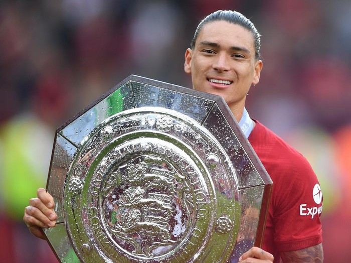 LEICESTER, ENGLAND - JULY 30: Darwin Nunez of Liverpool celebrates with the FA Community Shield trophy following his team's victory in the FA Community Shield between Manchester City and Liverpool at The King Power Stadium on July 30, 2022 in Leicester, England. (Photo by Harriet Lander/Copa/Getty Images,)