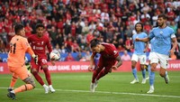 Darwin Nunez, striker baru Liverpool langsung cetak gol, plus sumbang penalti di laga tersebut setelah sundulannya membentur tangan Ruben Dias (Getty Images)