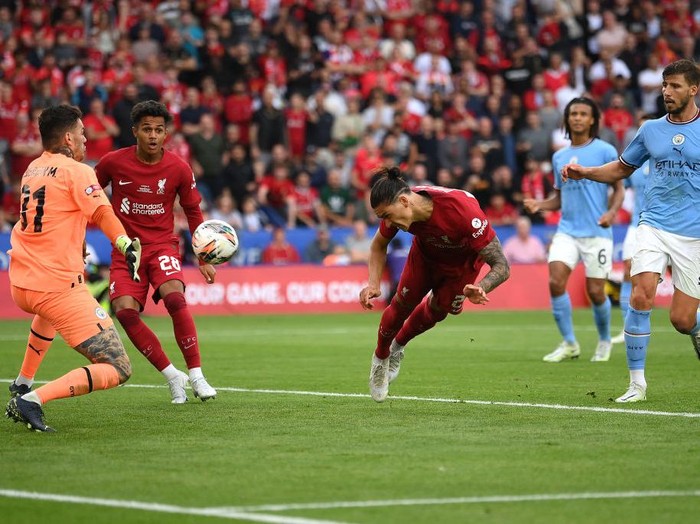 LEICESTER, ENGLAND - JULY 30: Darwin Nunez of Liverpool celebrates after the The FA Community Shield between Manchester City and Liverpool at The King Power Stadium on July 30, 2022 in Leicester, England. (Photo by Michael Regan - The FA/The FA via Getty Images)