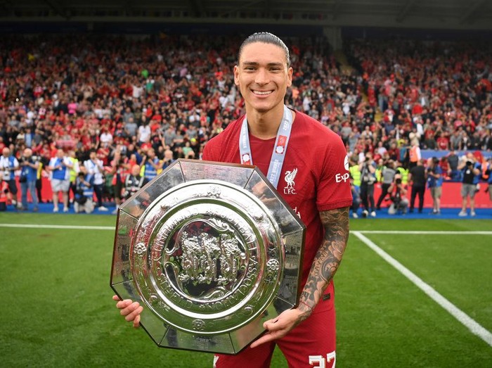 LEICESTER, ENGLAND - JULY 30: Darwin Nunez of Liverpool celebrates after the The FA Community Shield between Manchester City and Liverpool at The King Power Stadium on July 30, 2022 in Leicester, England. (Photo by Michael Regan - The FA/The FA via Getty Images)