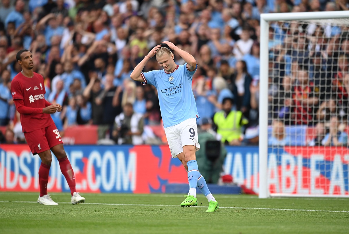 Manajer Man City Pep Guardiola mendukung Erling Haaland usai gagal mencetak gol ke gawang Liverpool di Community Shield. (Foto: The FA via Getty Images/Michael Regan - The FA)