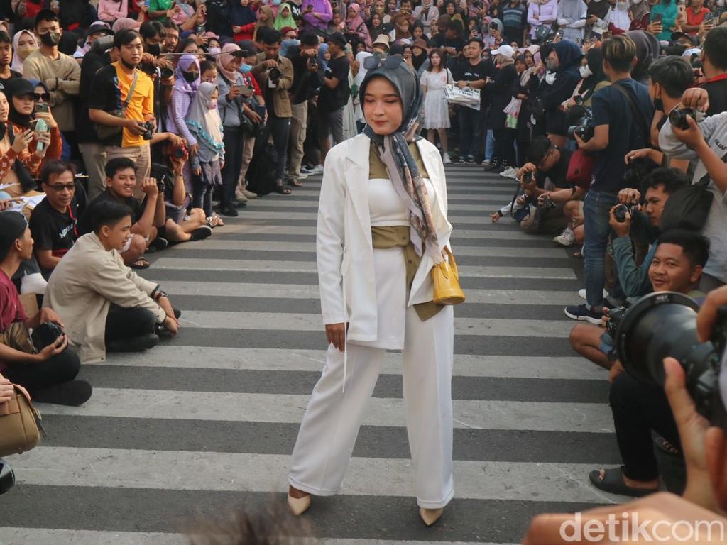 Melihat Gaya Warga di Muria Fashion Week Kudus