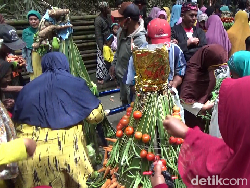 Grebeg Suro di Lereng Semeru, Semarak Warga Berebut Gunungan
