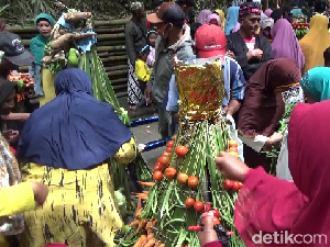 Grebeg Suro di Lereng Semeru, Semarak Warga Berebut Gunungan Grebeg Suro di Lereng Semeru, Semarak Warga Berebut Gunungan
