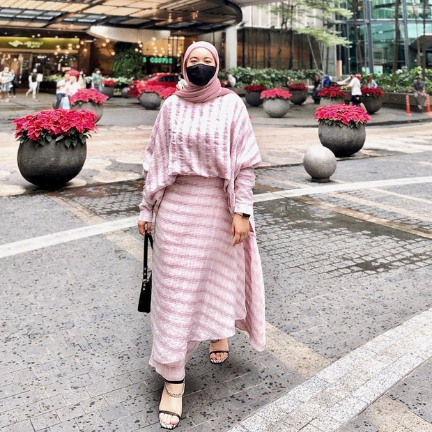 Hindari Pakaian Bermotif Garis Horizontal/Foto: Instagram/@ntshandya