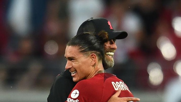 LEIPZIG, GERMANY - JULY 21: ( SUN OUT,THE SUN ON SUNDAY OUT)  Jurgen Klopp manager of Liverpool with Darwin Nunez of Liverpool during the pre-season friendly match between RB Leipzig and Liverpool FC at Red Bull Arena on July 21, 2022 in Leipzig, Germany. (Photo by Andrew Powell/Liverpool FC via Getty Images)