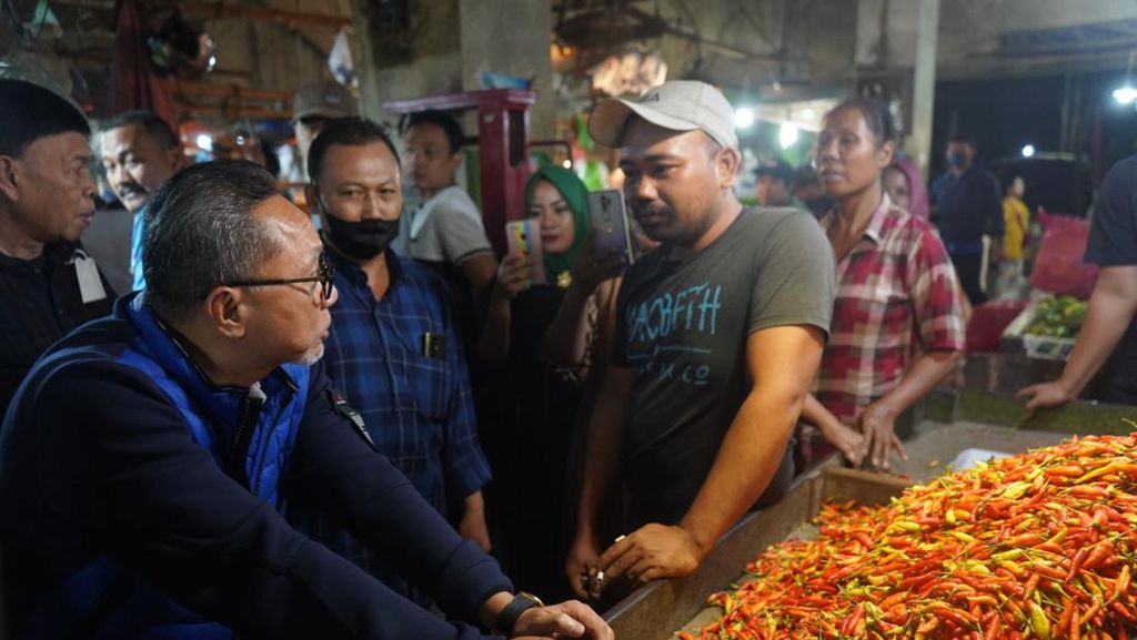 Kala Mendag Blusukan di Pasar Malam Keputran Surabaya