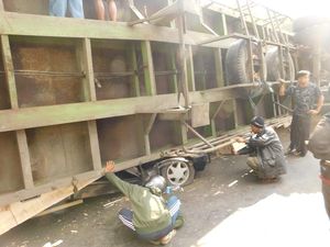 3 Korban Tewas Kecelakaan Maut Mobil Tertimpa Truk Dimakamkan Berjajar 3 Korban Tewas Kecelakaan Maut Mobil Tertimpa Truk Dimakamkan Berjajar