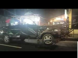 Penampakan Mobil Tertimpa Truk yang Tewaskan 3 Orang di Jember Penampakan Mobil Tertimpa Truk yang Tewaskan 3 Orang di Jember