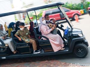 Kendaraan Shuttle Antar Jemput Tamu Resepsi Putri Anies Baswedan