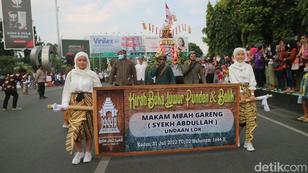 Kirab Buka Luwur Sunan Kudus mulai dari alun-alun simpang tujuh, Minggu (31/7/2022)