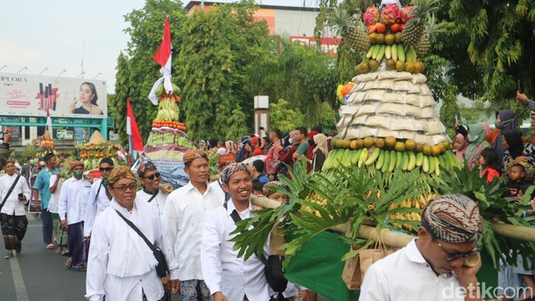 Kirab Buka Luwur Sunan Kudus mulai dari alun-alun simpang tujuh, Minggu (31/7/2022)