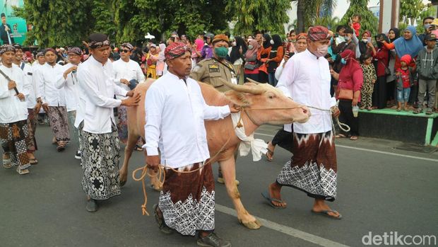 Kirab Buka Luwur Sunan Kudus mulai dari alun-alun simpang tujuh, Minggu (31/7/2022)