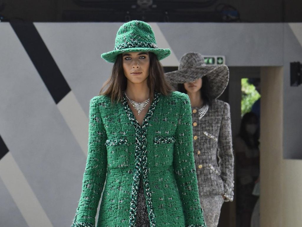 10 Koleksi Busana Chanel Couture 2022 yang Dipamerkan di Kandang Kuda