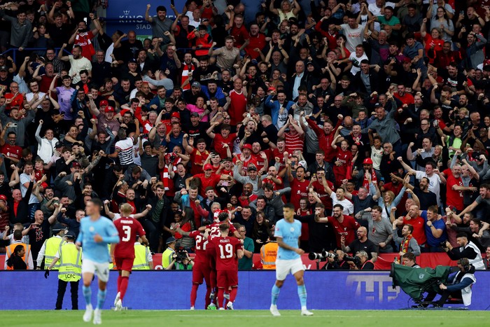 Liverpool vs Man City LEICESTER, ENGLAND - JULY 30: Mohamed Salah of Liverpool celebrates with teammates after scoring the the second goal of his team during The FA Community Shield between Manchester City and Liverpool FC at The King Power Stadium on July 30, 2022 in Leicester, England. (Photo by Alex Morton - The FA/The FA via Getty Images)