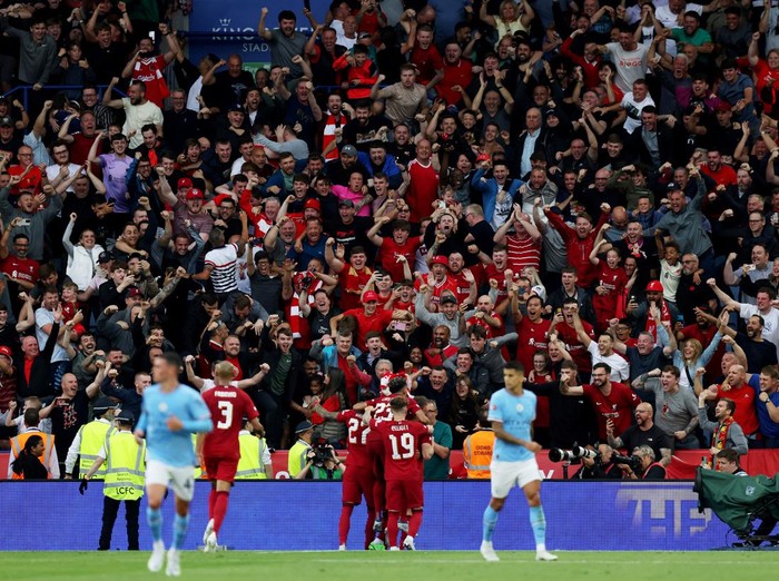 LEICESTER, ENGLAND - JULY 30: Mohamed Salah of Liverpool celebrates with teammates after scoring the the second goal of his team during The FA Community Shield between Manchester City and Liverpool FC at The King Power Stadium on July 30, 2022 in Leicester, England. (Photo by Alex Morton - The FA/The FA via Getty Images)