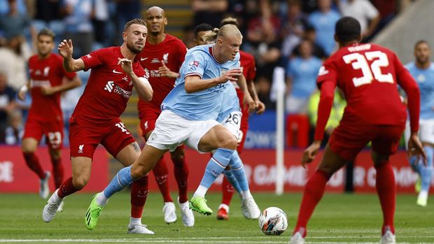 Soccer Football - Community Shield - Liverpool v Manchester City - King Power Stadium, Leicester, Britain - July 30, 2022 Manchester City's Erling Braut Haaland in action with Liverpool's Jordan Henderson Action Images via Reuters/Andrew Boyers