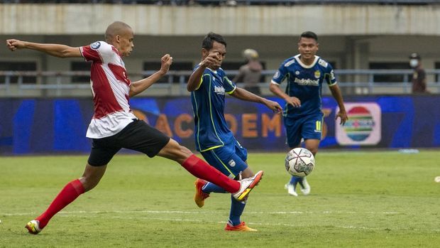 Pesepak bola Madura United Cleberson (kiri) berusaha menghadang pesepak bola Persib Bandung Frets Butuan (kedua kiri) saat pertandingan BRI Liga 1 di Stadion Gelora Bandung Lautan Api, Bandung, Jawa Barat, Sabtu (30/7/2022). Madura United berhasil menang atas Persib Bandung dengan skor 3-1. ANTARA FOTO/M Agung Rajasa/hp.