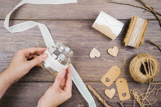 Wanita sedang merangkai pesan