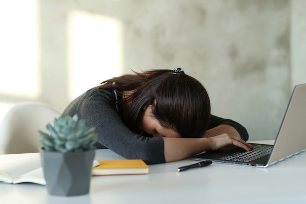 Bermain ponsel dimalam hari dapat membuat tubuh mudah lelah ke esokan harinya