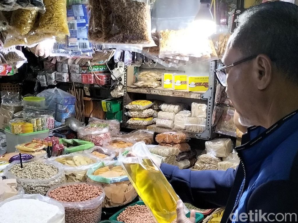 Aksi Mendag Borong Migor-Daging hingga Dibagikan ke Warga di Pasar Wonokromo