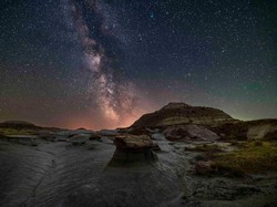 Apakah Langit Malam Sebenarnya Cerah seperti di Foto Galaksi?