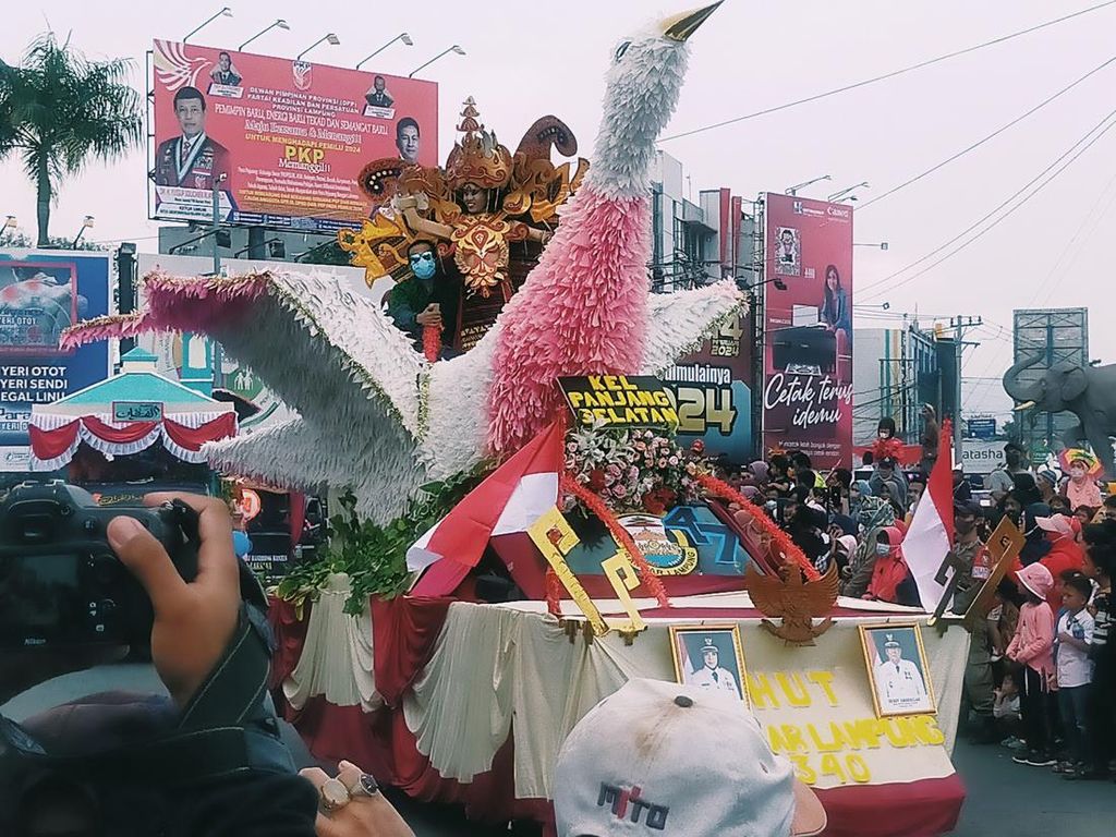 Parade Mobil Hias dan Budaya Nusantara Bandar Lampung Meriah
