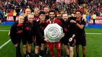 Mohamed Salah berfoto bersama staf Liverpool. (Foto: Liverpool FC via Getty Images/Andrew Powell)