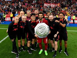 Mohamed Salah berfoto bersama staf Liverpool. (Foto: Liverpool FC via Getty Images/Andrew Powell)