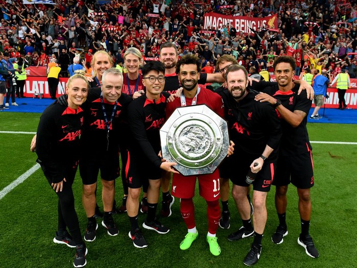 LEICESTER, ENGLAND - JULY 30: (THE SUN OUT, THE SUN ON SUNDAY OUT) Mohamed Salah of Liverpool with back room staff with the FA Community Shield trophy at the end of the FA Community Shield match between Manchester City and Liverpool at The King Power Stadium on July 30, 2022 in Leicester, England. (Photo by Andrew Powell/Liverpool FC via Getty Images)