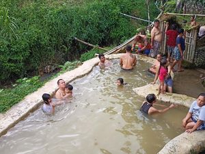 Rekreasi ke Yeh Panas Belulang, Airnya Dipercaya Obati Penyakit Kulit