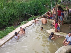 Rekreasi ke Yeh Panas Belulang, Airnya Dipercaya Obati Penyakit Kulit