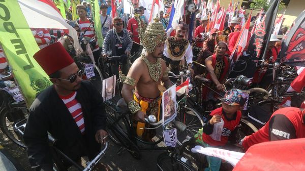 Wow, Ribuan Peserta Ramaikan Parade Sepeda Tua di Kediri