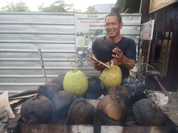 Mencicipi Segarnya Kelapa Muda Bakar di Denpasar