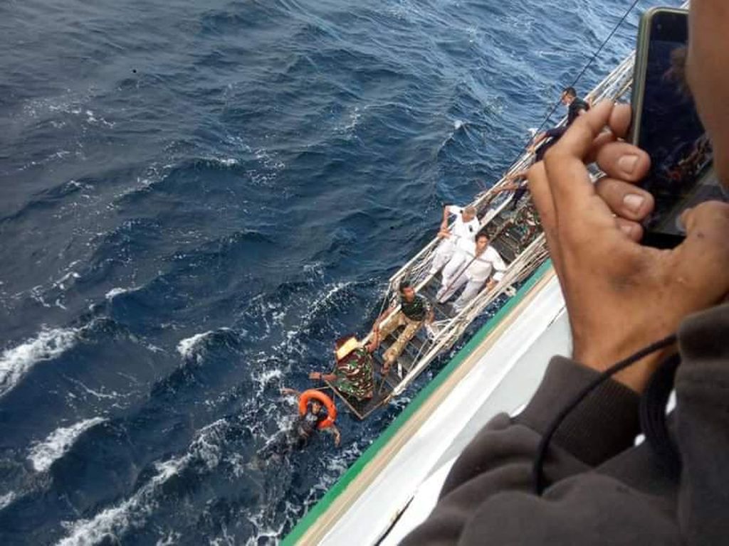 Detik-detik Penumpang KM Nggapulu Jatuh di Laut-Diselamatkan Awak Kapal
