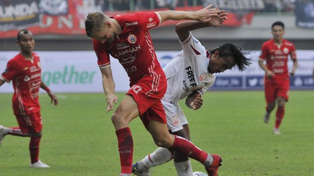 Pesepak bola Persija Jakarta Hanno Behrens (kiri) berebut dengan pesepak bola Persis Solo Taufiq Febriyanto (kanan) pada lanjutan Liga 1 di Stadion Patriot Chandrabhaga, Bekasi, Jawa Barat, Minggu (31/7/2022). Persija Jakarta menang atas Persis Solo dengan skor akhir 2-1. ANTARA FOTO/Fakhri Hermansyah/wsj.