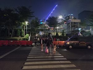 Nyalakan Sirine, Petugas Bubarkan Masa di Kawasan CFW Dukuh Atas