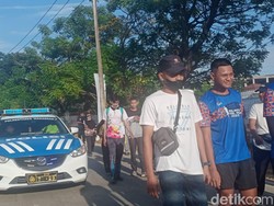 Polisi Kawal Pengamanan Peserta Jalan Sehat detikSulsel di Makassar